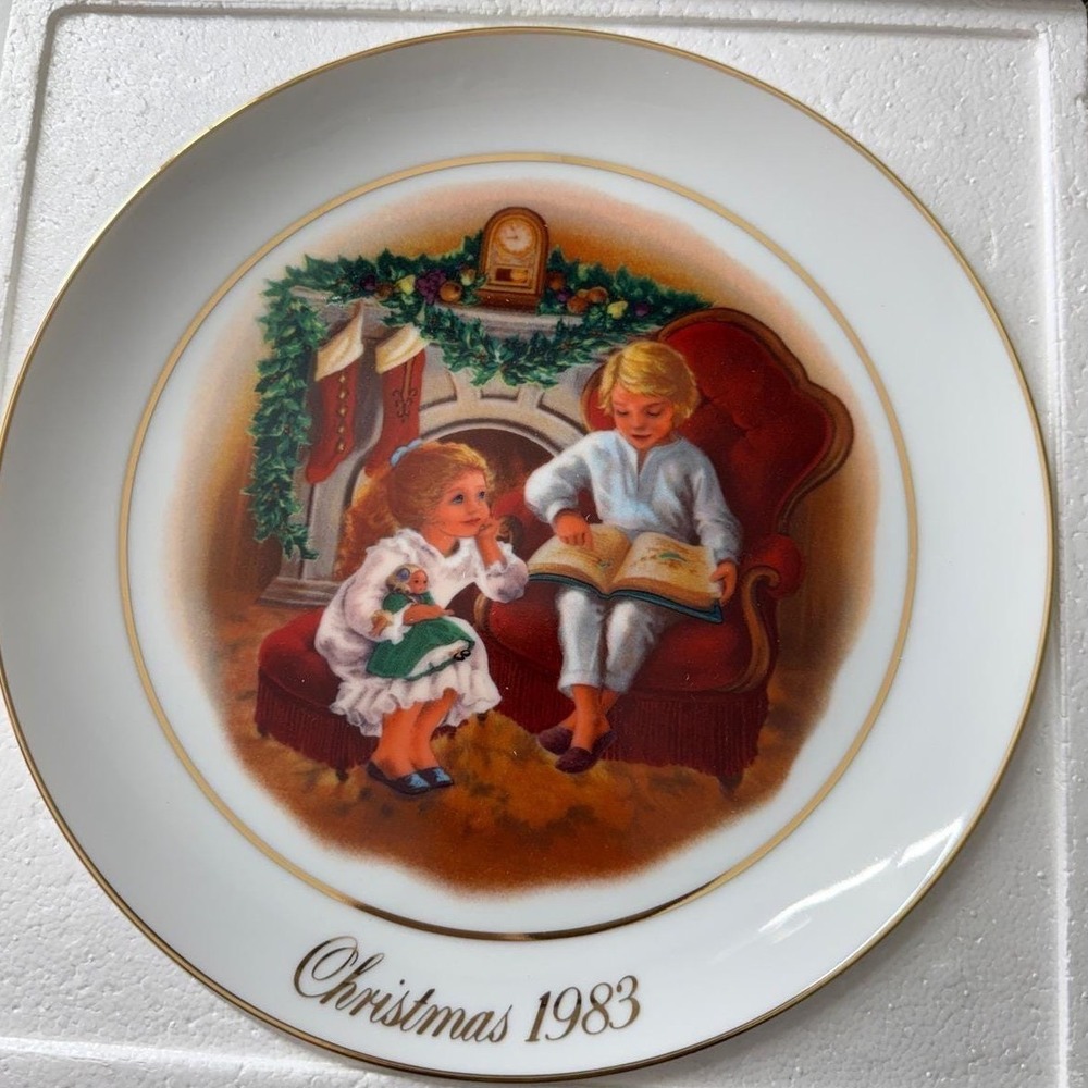 Avon Christmas Memories 1983 Enjoying the Night Before Christmas Plate 22K Gold